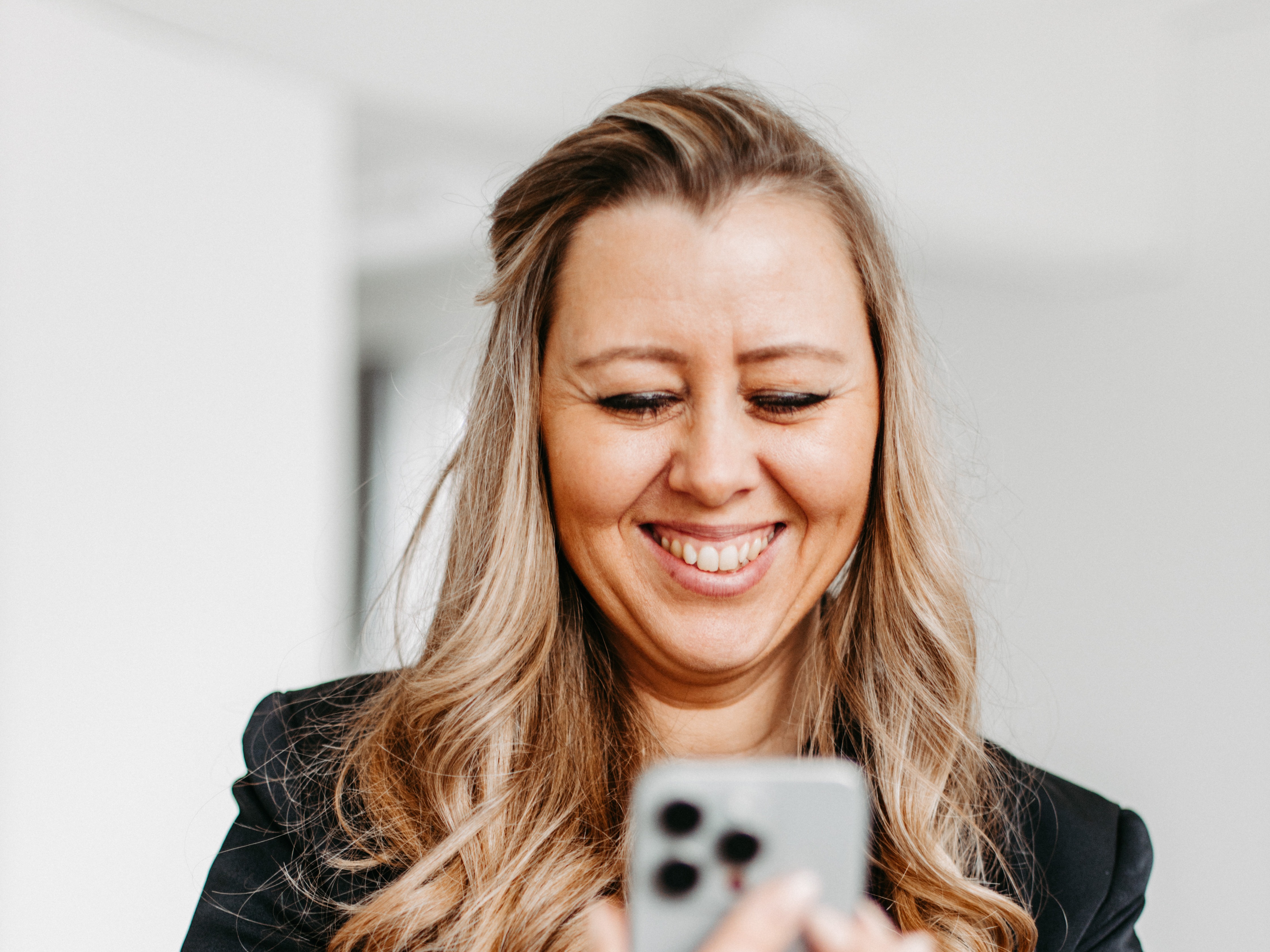 Portrait von Lisa mit Smartphone beim Filmen